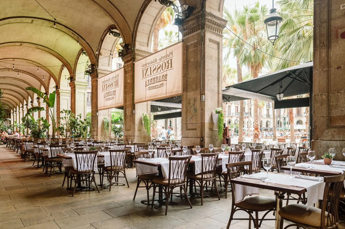 Dining Outdoors in Plaça Reial Barcelona | Rossini