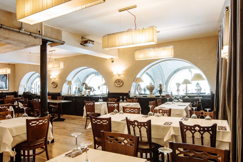 Italian room restaurant Rossini royal square