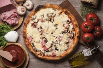pizza prosciutto e funghi italianisches restaurant