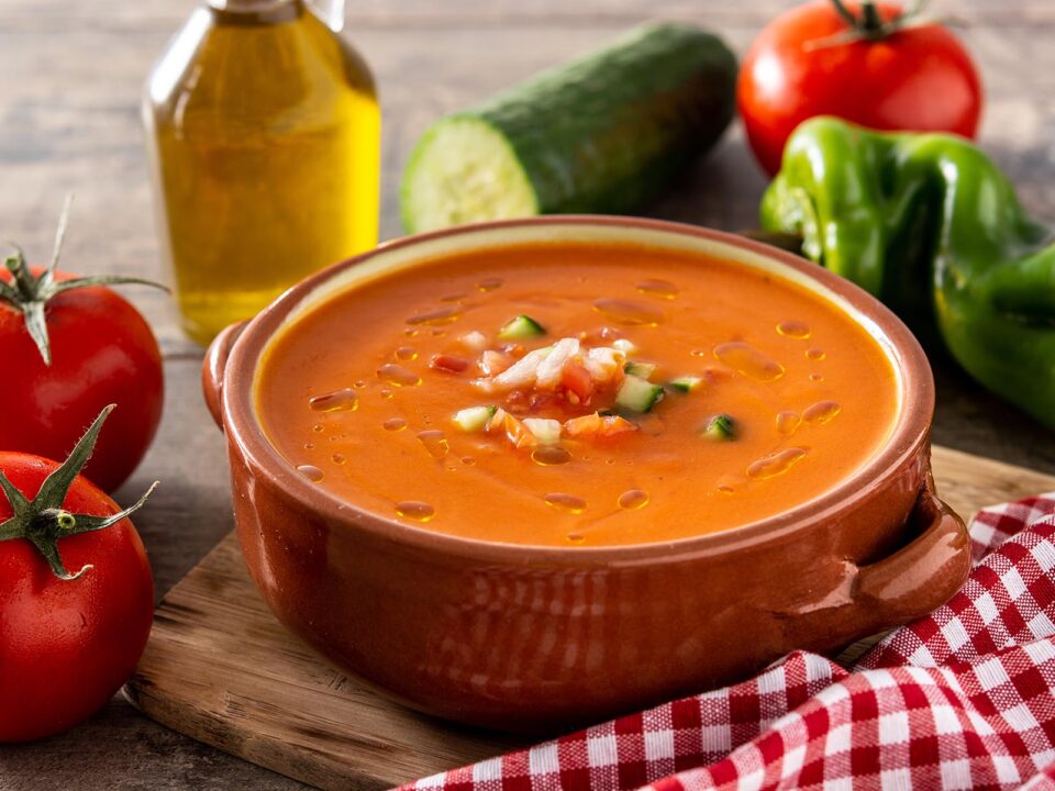 Gazpacho-Suppe im Topftopf und Zutat