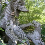 dragón de piedra del bosque