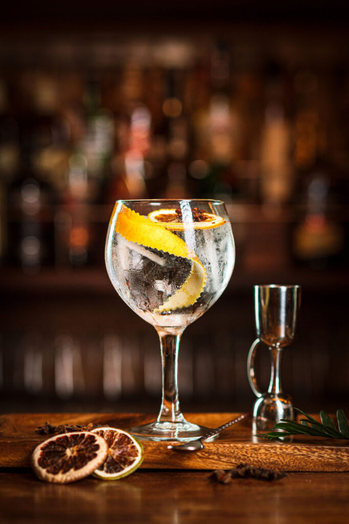 gin tonic beguda cocktail bar