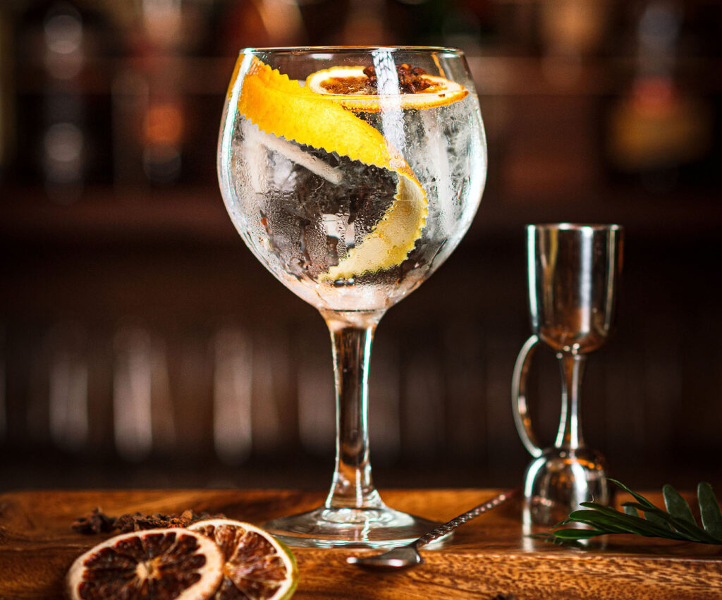 gin tonic bebida cocktail bar