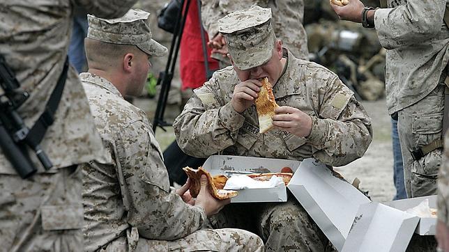 soldados comiendo pizza
