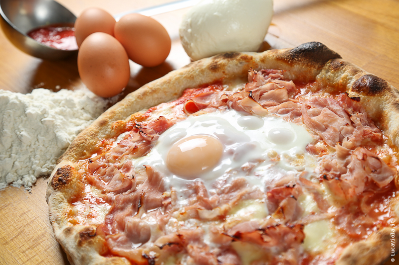 Pizza de Bismarck con tocino, cebolla y huevos.