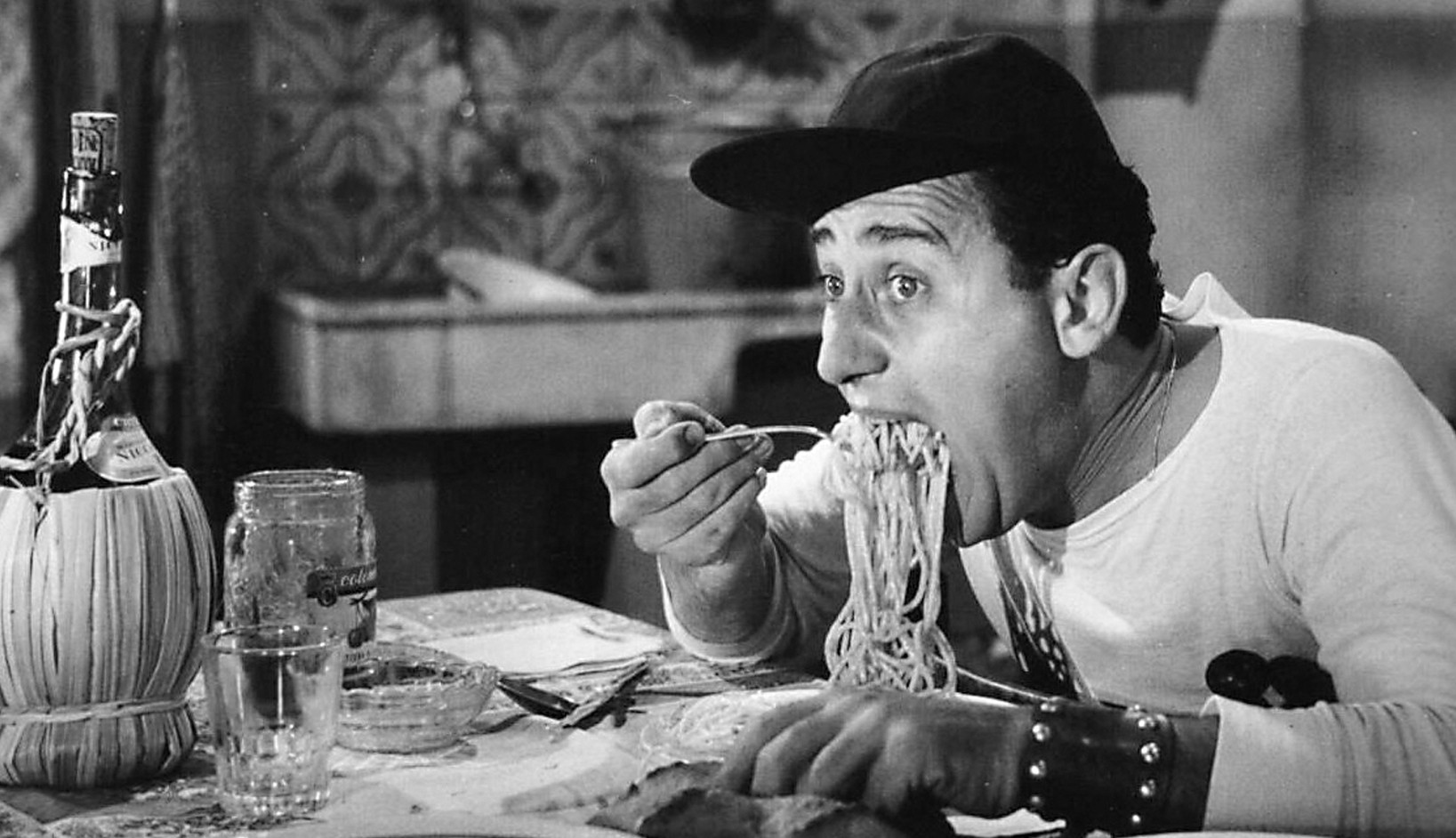 Persona comiendo comida italiana